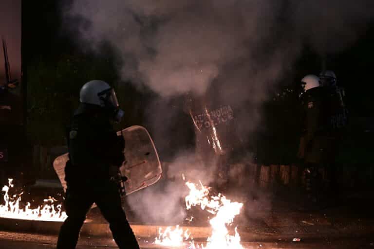 Επεισόδια στην Κηφισίας: Δακρυγόνα και κρότου λάμψης σε πορεία προς την ισραηλινή πρεσβεία – Δεκάδες προσαγωγές (εικόνες)