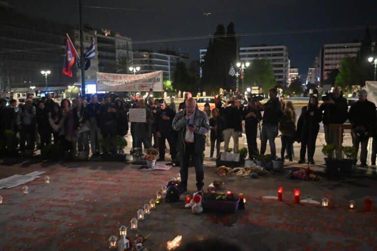 Νέα συγκέντρωση για τα Τέμπη στο Σύνταγμα – «Δολοφόνησαν και τη Δημοκρατία» (εικόνες)