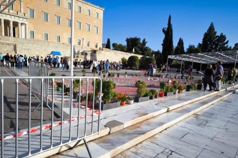 Ακραίες μειοψηφίες στήνουν σκηνικό «αγανακτισμένων»: Η επίθεση σε Βορίδη και οι φόβοι για προβοκάτσια στις παρελάσεις