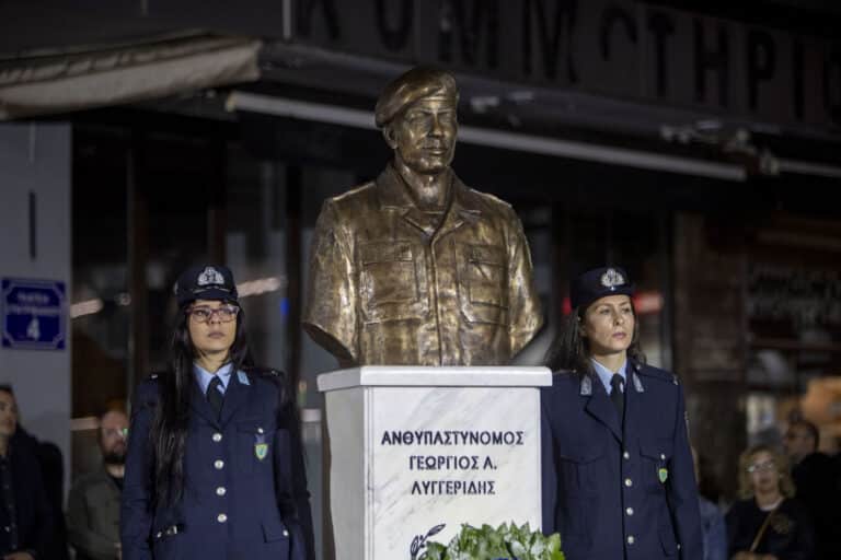 Θεσσαλονίκη: Αποκαλύφθηκε η προτομή του Γιώργου Λυγγερίδη – «Ο γιος μου έδειξε τι σημαίνει αυταπάρνηση, παλικαριά» (βίντεο)