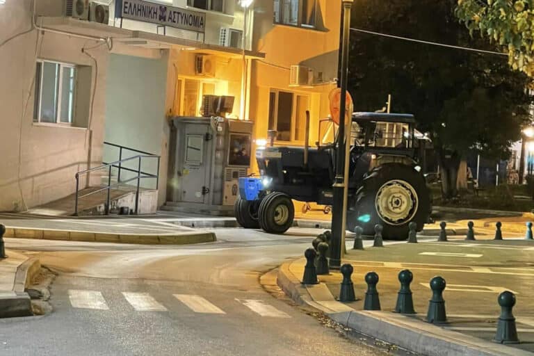 Πτολεμαΐδα: Μεθυσμένος αγρότης πήρε το τρακτέρ του και πήγε στο Α.Τ. να διαμαρτυρηθεί για τον ΟΠΕΚΕΠΕ