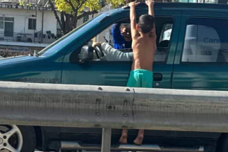 Πάτρα: Ανήλικοι Ρομά κρέμονται από ΙΧ και ζητούν λεφτά από οδηγούς