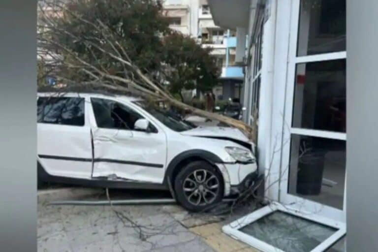 Σέρρες: Αυτοκίνητο μπήκε σε μονόδρομο, συγκρούστηκε με σχολικό και κατέληξε σε τζαμαρία (βίντεο)