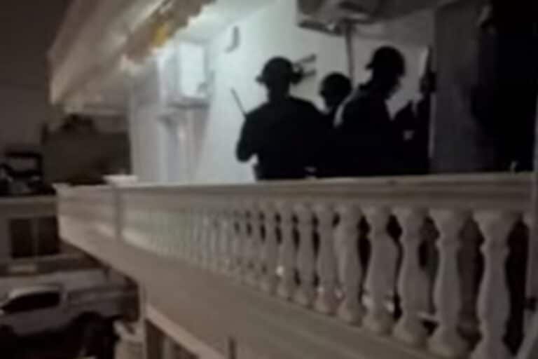 Σπείρα εξαπατούσε ηλικιωμένους προσποιούμενοι τους υπαλλήλους του ΔΕΔΔΗΕ – Η στιγμή που αστυνομικοί κάνουν έφοδο και τους συλλαμβάνουν (βίντεο)