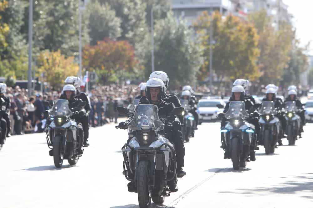 stratiotiki parelasi 10