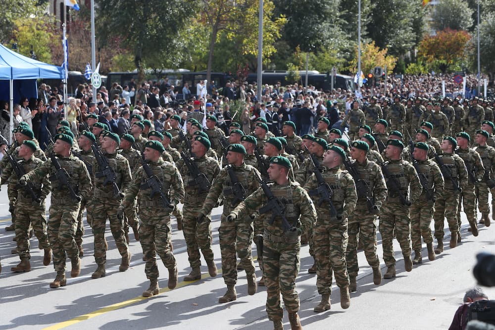 stratiotiki parelasi 12