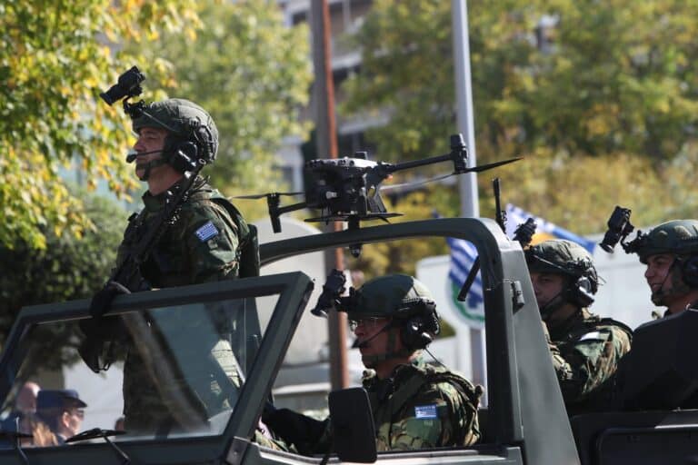 28η Οκτωβρίου: Μεγαλειώδης η στρατιωτική παρέλαση στη Θεσσαλονίκη – Παρουσιάστηκαν νέα οπλικά συστήματα και drones (εικόνες & βίντεο)