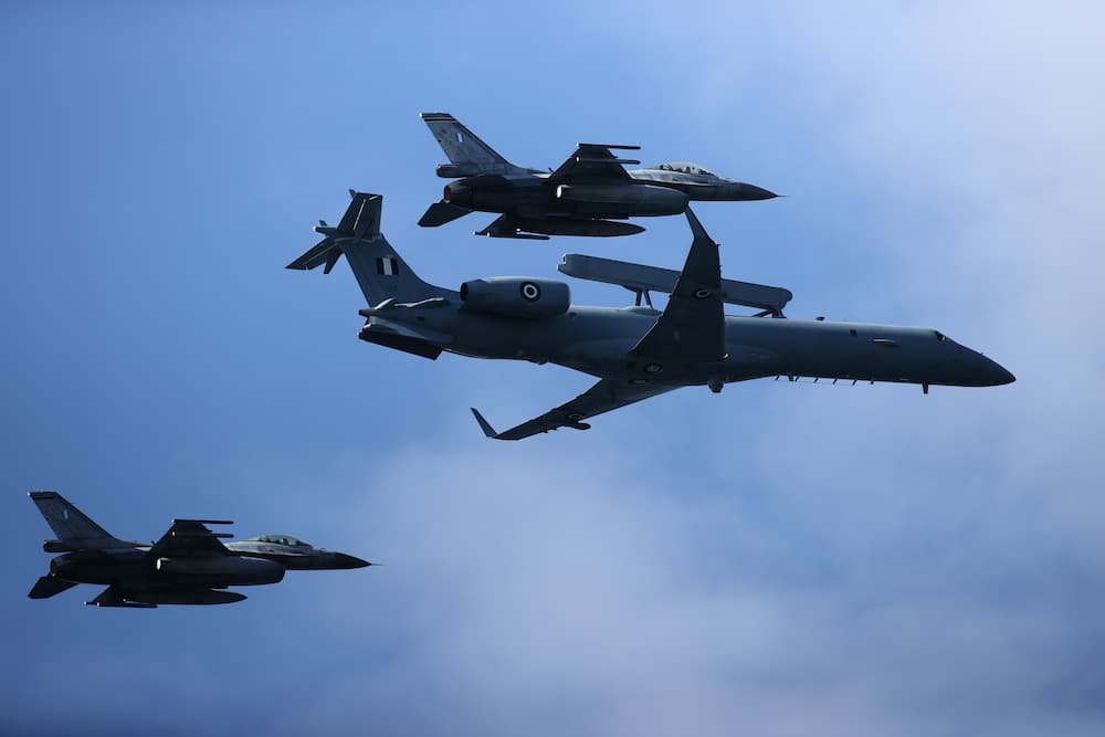 stratiotiki parelasi 8