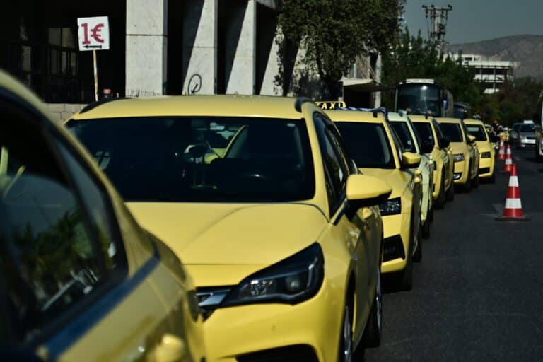 Μενίδι: Άνδρας λήστεψε οδηγό ταξί – «Μου ρίχνει μία μπουνιά και πηδά από το αυτοκίνητο» (βίντεο)