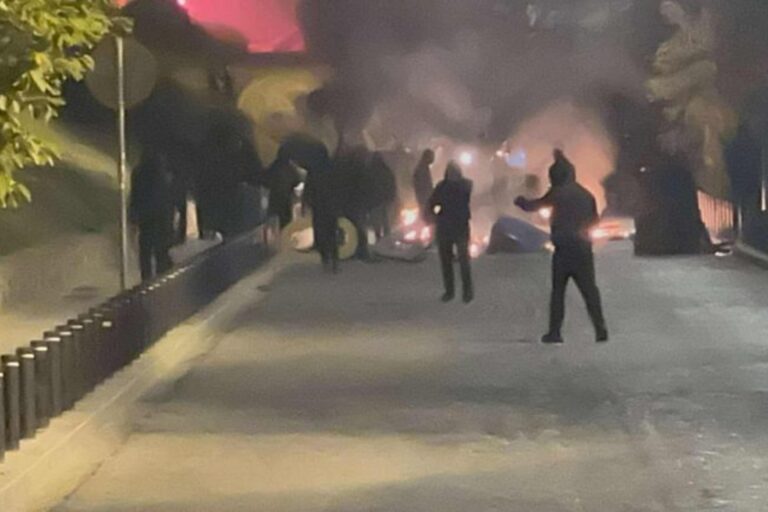 Σοβαρά επεισόδια τα μεσάνυχτα στη Θεσσαλονίκη: Κουκουλοφόροι έστησαν οδοφράγματα και άναψαν φωτιές (βίντεο)