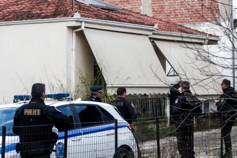 Σοκάρει η ιατροδικαστική έκθεση για τη μητροκτονία στα Τρίκαλα: Την έσφιξε με τόση δύναμη που έβγαλε αίμα από τα μάτια (εικόνες)