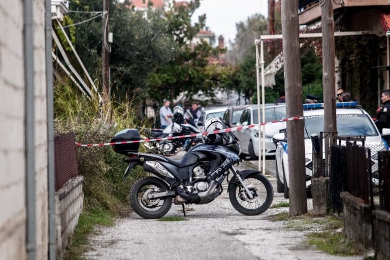 Τρίκαλα: Στο πλευρό του 18χρονου μητροκτόνου ο πατέρας και η αδερφή του – «Είχαν κακές σχέσεις με τη μητέρα του»