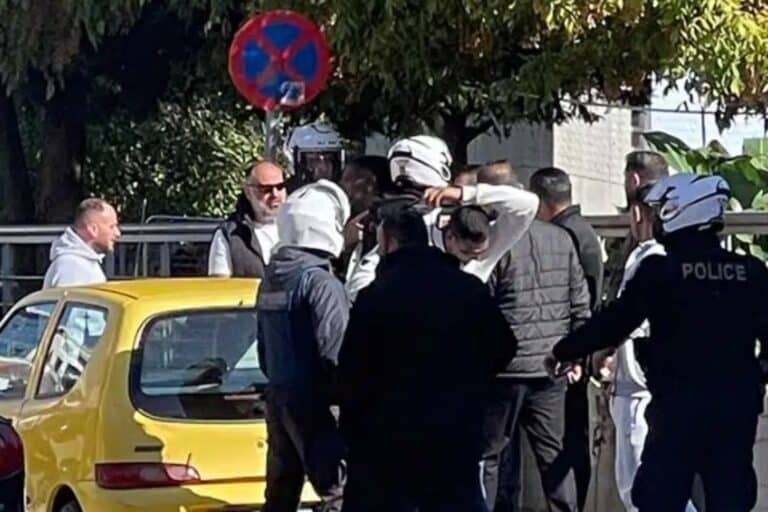 Τρίκαλα: Άγρια συμπλοκή μεταξύ Ρομά στα Δικαστήρια – Προχώρησε σε προσαγωγές η ΕΛ.ΑΣ.