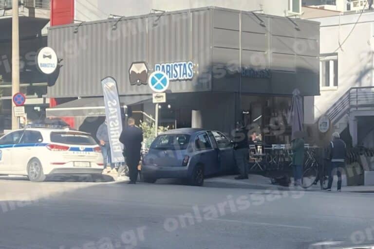 Τροχαίο στη Λάρισα: ΙΧ εξετράπη και «καρφώθηκε» σε καφετερία