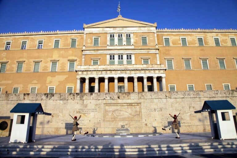 Τανάγρα: Η Βουλή «υιοθετεί» τα παιδιά των πεσόντων πιλότων του Phantom