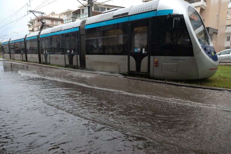 Κακοκαιρία στην Αθήνα: Πλημμύρισαν οι ράγες του Τραμ – Εκτός λειτουργίας τέσσερις στάσεις σε Άλιμο και Ελληνικό