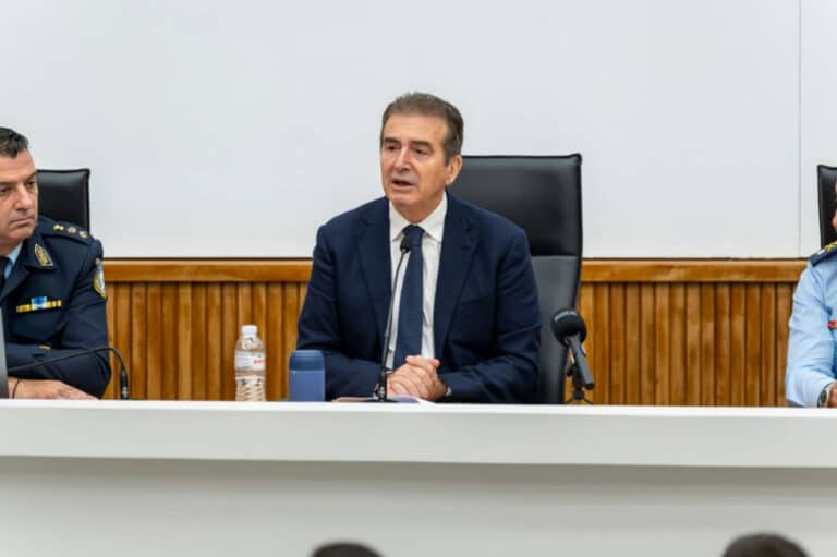 Χρυσοχοΐδης: «157% αύξηση στις συλλήψεις για τροχαίες παραβάσεις το 2025» – Τι είπε στους νέους αστυνομικούς της ΟΕΠΤΑ