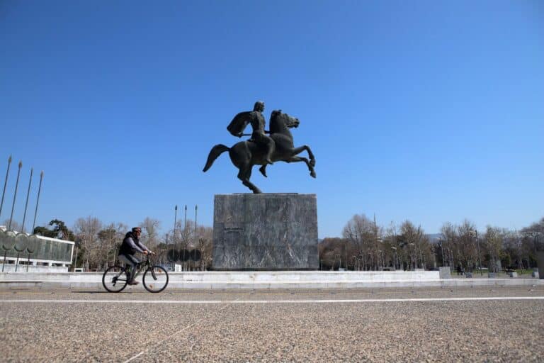 Πέθανε ο γλύπτης Ευάγγελος Μουστάκας – Είχε δημιουργήσει το γλυπτό του Μεγάλου Αλεξάνδρου στη Θεσσαλονίκη