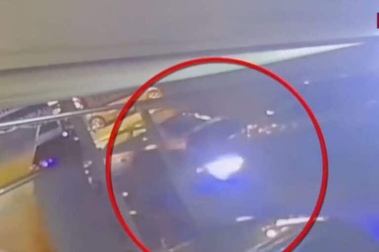 Άγιος Δημήτριος: Βίντεο από τη στιγμή που οι Ρομά διαρρήκτες εμβολίζουν μηχανές της ΔΙ.ΑΣ. και τραυματίζουν αστυνομικούς