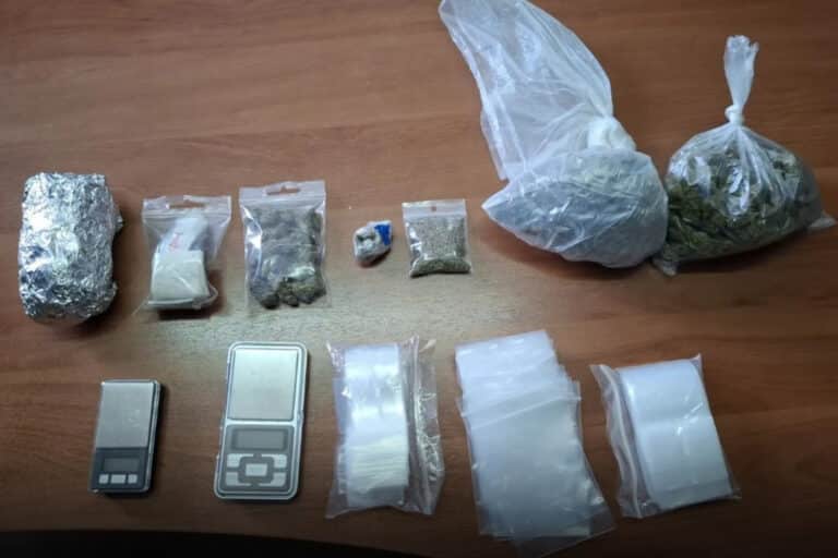 Άγιος Παντελεήμονας: Συνελήφθη 49χρονη για ναρκωτικά – Εντοπίστηκαν κάνναβη και μανιτάρια στην κατοχή της