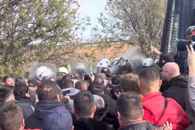 Πλατύκαμπος: Επεισόδια με χημικά ανάμεσα σε αγρότες και αστυνομικούς – Έσπασαν το παρμπρίζ περιπολικού (βίντεο)