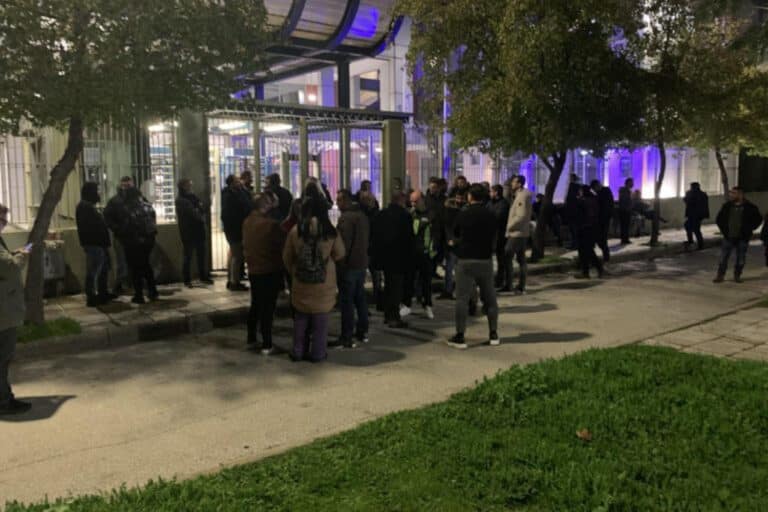 Λάρισα: Διαμαρτυρίες έξω από την Αστυνομική Διεύθυνση για τις συλλήψεις αγροτών – Ζητούν να αφεθούν ελεύθεροι