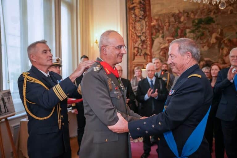 Απονεμήθηκε ο τίτλος του «Ταξιάρχη της Λεγεώνας της Τιμής» στον Αρχηγό ΓΕΕΘΑ (εικόνες)
