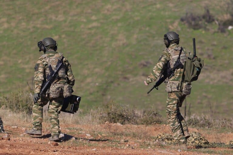 Ένοπλες Δυνάμεις: Δημοσιεύτηκαν οι προκηρύξεις 1.000 θέσεων ΕΠΟΠ – Δείτε τα ΦΕΚ