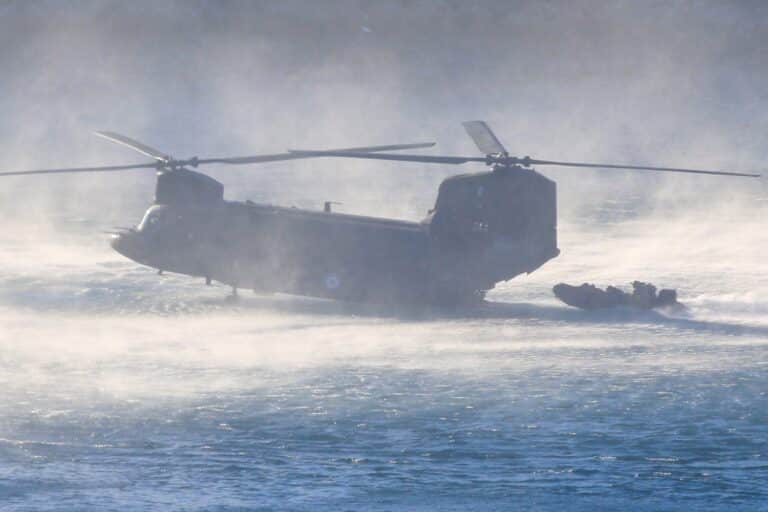 Εντυπωσιακές εικόνες από την στρατιωτική άσκηση Orion-25 – Drones, ελικόπτερα και εκπαιδευμένα σκυλιά από τις Ειδικές Δυνάμεις (βίντεο)