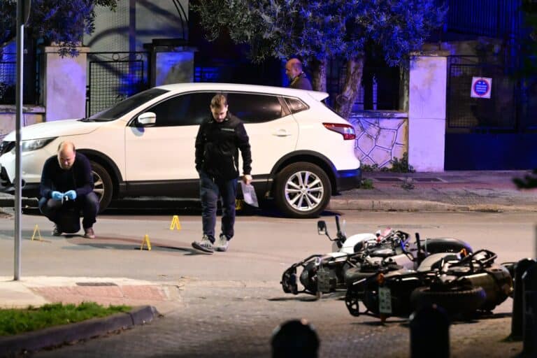 Δάφνη: Διαρρήκτες εμβόλισαν μηχανές της ΕΛ.ΑΣ και τραυμάτισαν αστυνομικούς (εικόνες)