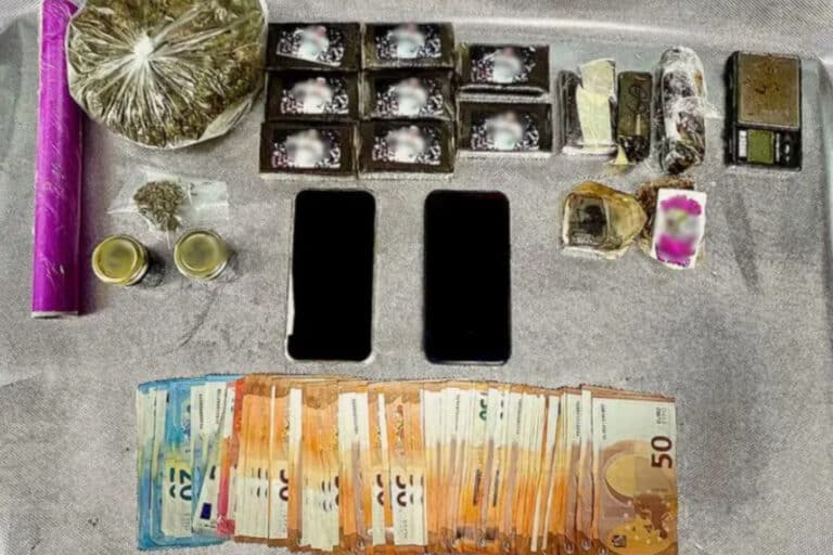 «Ελληνικό FBI»: Χειροπέδες σε δύο άτομα που διακινούσαν ναρκωτικά στην Αττική – Τι βρήκαν στα σπίτια τους
