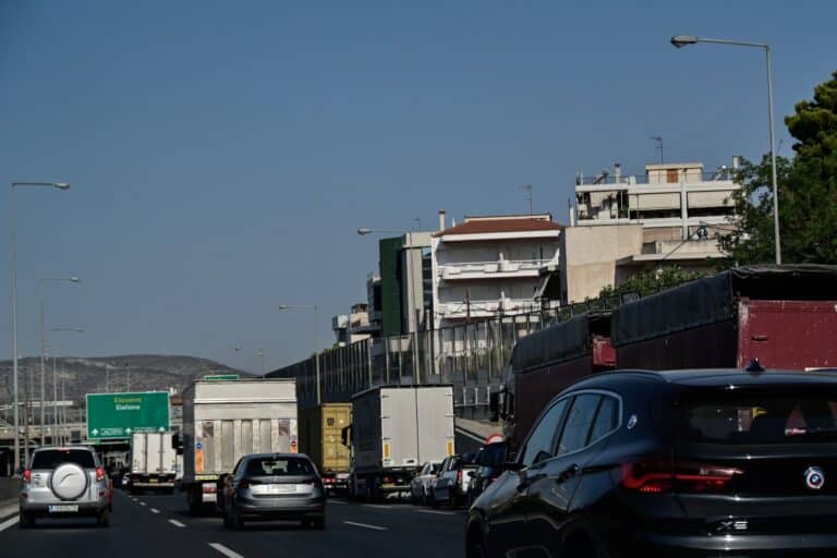 Κίνηση τώρα: Μεγάλες καθυστερήσεις στην Αττική Οδό – Ουρές σε Κηφισό και Κηφισίας (χάρτης)