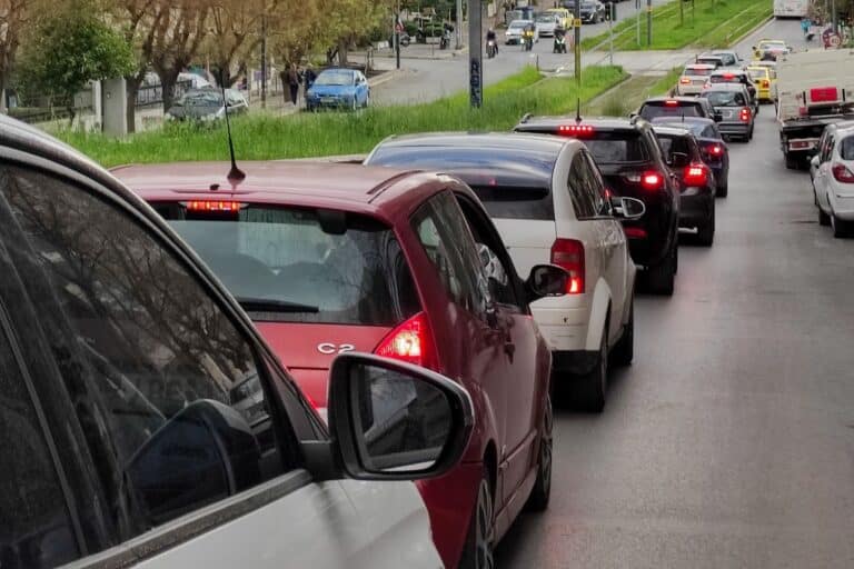 Αυτοκίνητο: Γιατί δεν πρέπει να κλείνεις τους καθρέφτες – Το κόλπο που λίγοι γνωρίζουν