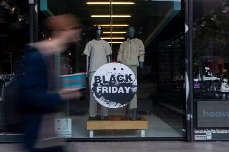 Αντίστροφη μέτρηση για την Black Friday – Τι πρέπει να προσέξουν οι καταναλωτές στις εκπτώσεις