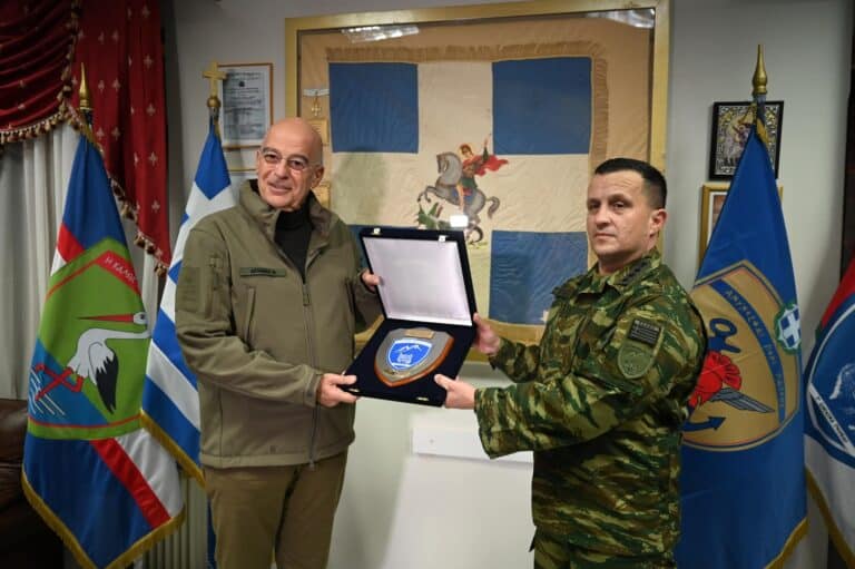 Δένδιας: «Οι Ένοπλες Δυνάμεις φρουρούν τα όρια της επικράτειας»