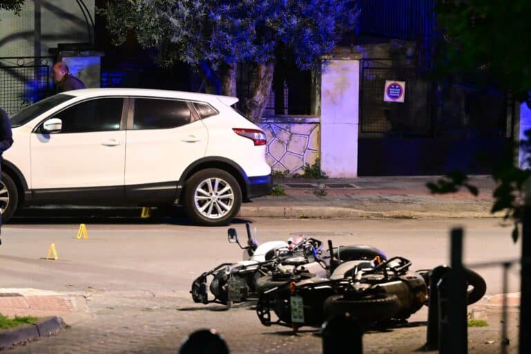 Άγιος Δημήτριος: «Ανθρωποκυνηγητό» για τους διαρρήκτες Ρομά που εμβόλισαν μηχανές της ΔΙ.ΑΣ. και τραυμάτισαν αστυνομικούς