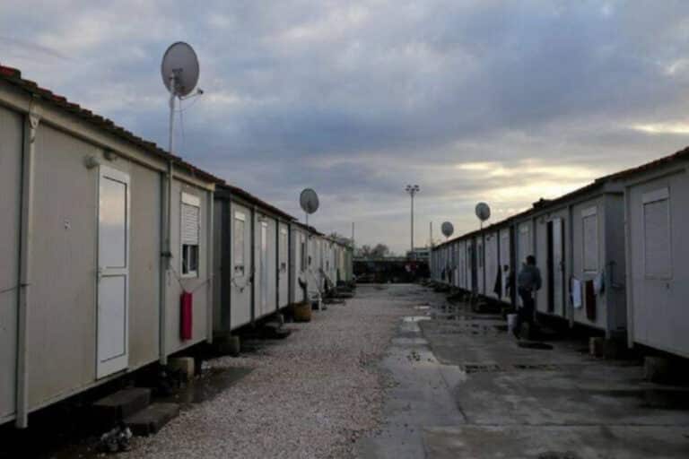 Πεδίο μάχης η δομή μεταναστών στις Σέρρες: Πώς ξεκίνησε η εξέγερση – Πετροπόλεμος με τους αστυνομικούς