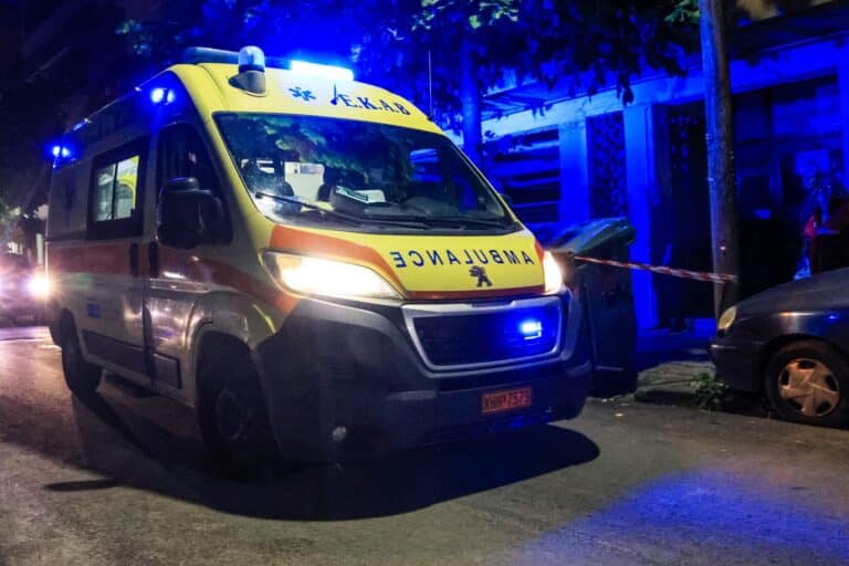 Τροχαίο με εγκατάλειψη στο Παλαιό Φάληρο: ΙΧ παραβίασε «STOP» και παρέσυρε μηχανή – Τραυματίστηκε ο αναβάτης