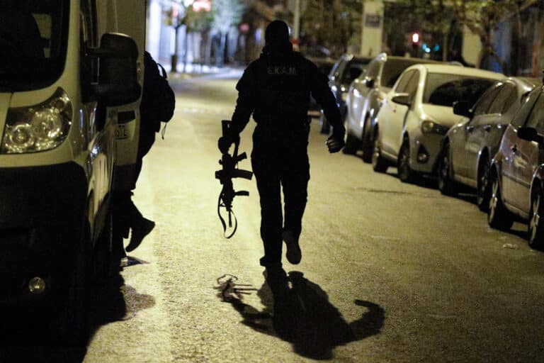 Ηράκλειο: Η ΕΚΑΜ έκανε έφοδο σε Airbnb για ναρκωτικά – Προσπάθησε να διαφύγει από τον φωταγωγό 28χρονος