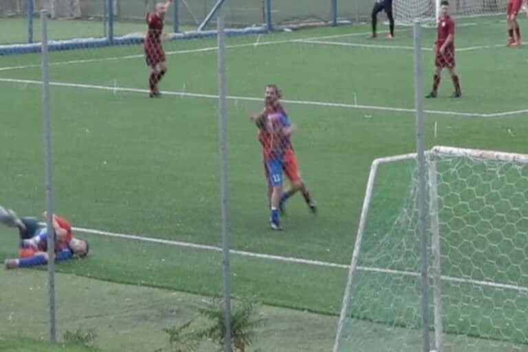 Επεισόδια σε αγώνα ποδοσφαίρου στη Β’ ΕΠΣΑ: Ποδοσφαιριστής αποβλήθηκε μετά από κλωτσιά και μπουνιά σε αντιπάλους (βίντεο)