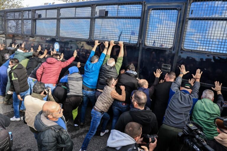 Τρεις αγρότες συνελήφθησαν για τα επεισόδια με τους αστυνομικούς σε Πλατύκαμπο και Νίκαια – Η ανακοίνωση της ΕΛ.ΑΣ (εικόνες & βίντεο)