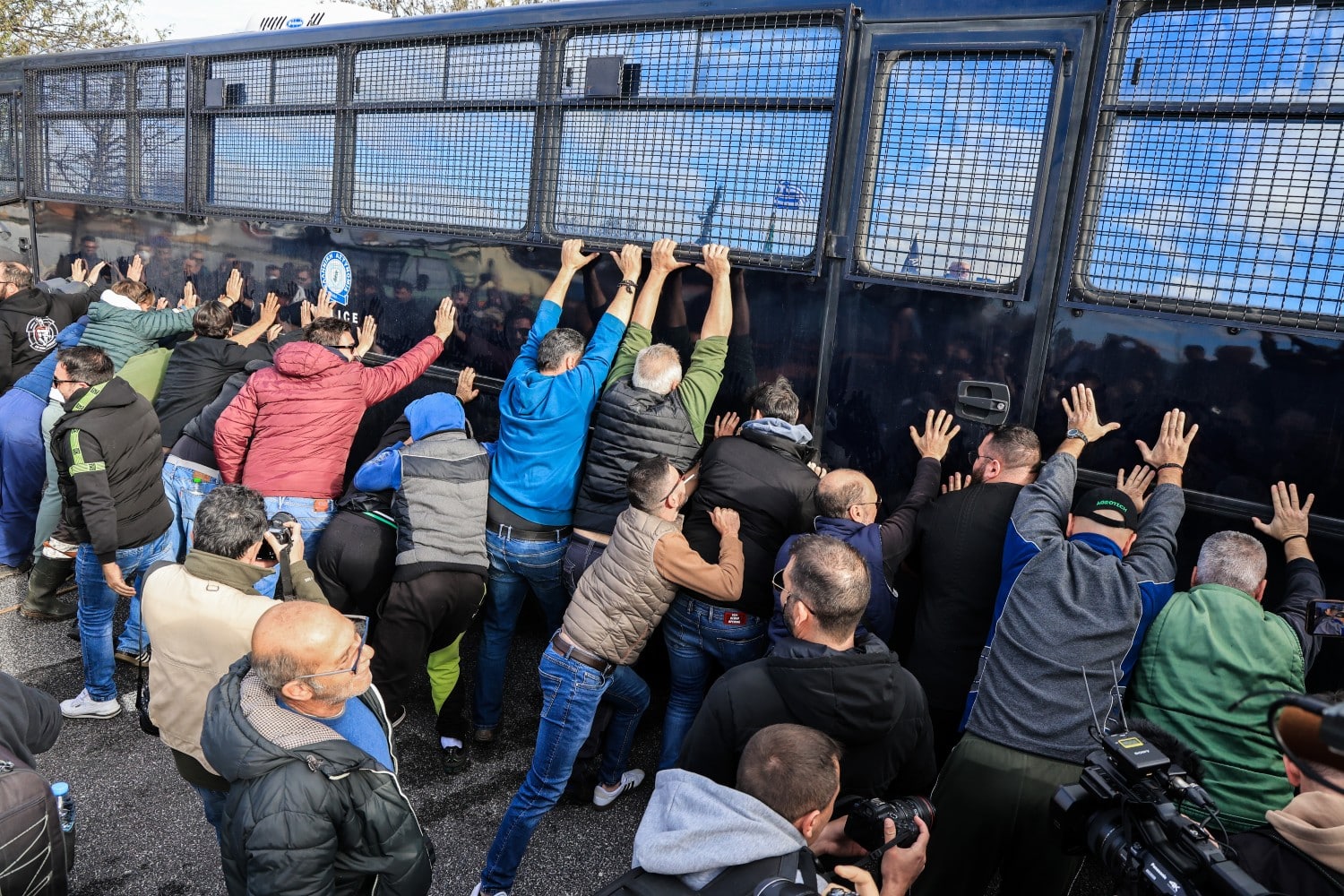 epeisodia agrotes larisa 30 11 2025 2