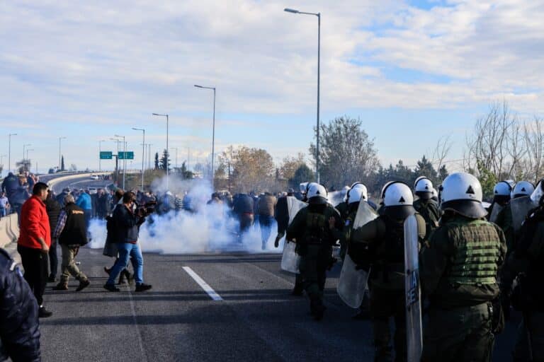 Λάρισα: Οι αγρότες βγήκαν στην ΠΑΘΕ – Δύο άτομα στο νοσοκομείο από τα επεισόδια με τους αστυνομικούς (εικόνες & βίντεο)