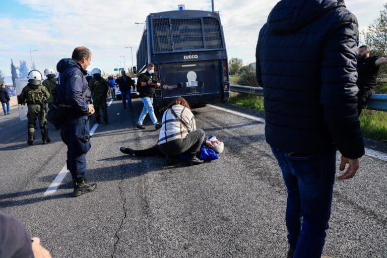 Επεισόδια στη Νίκαια: Αγρότης καταγγέλει αστυνομική βία – «Είμαι με κάταγμα στο νοσοκομείο στα πλευρά» (βίντεο)