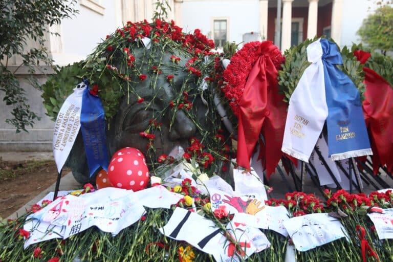 Επέτειος Πολυτεχνείου: Οικογένειες με παιδιά αφήνουν λουλούδια – Πότε ξεκινά η πορεία, πώς θα κινηθούν τα ΜΜΜ (εικόνες)