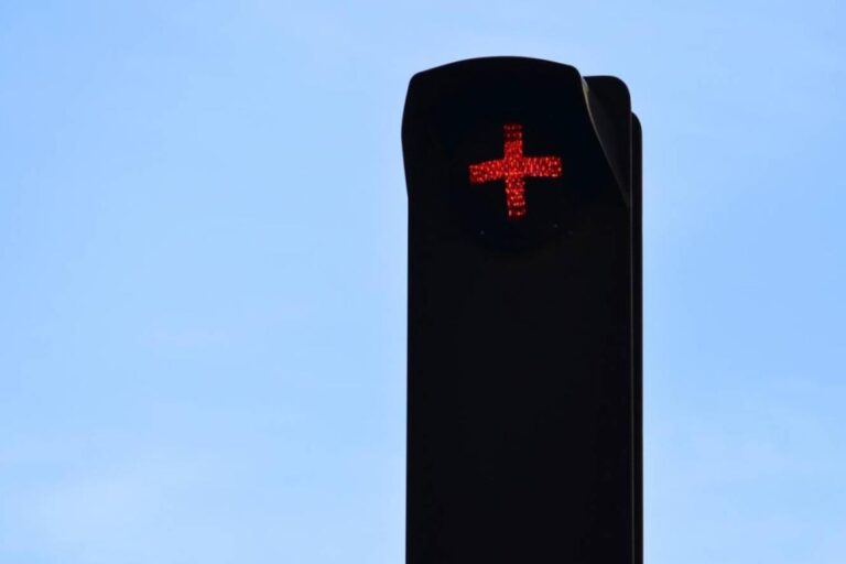 Ο ελληνικός σταυρός μπαίνει στα φανάρια – Τι σημαίνει και τι πρέπει να κάνεις