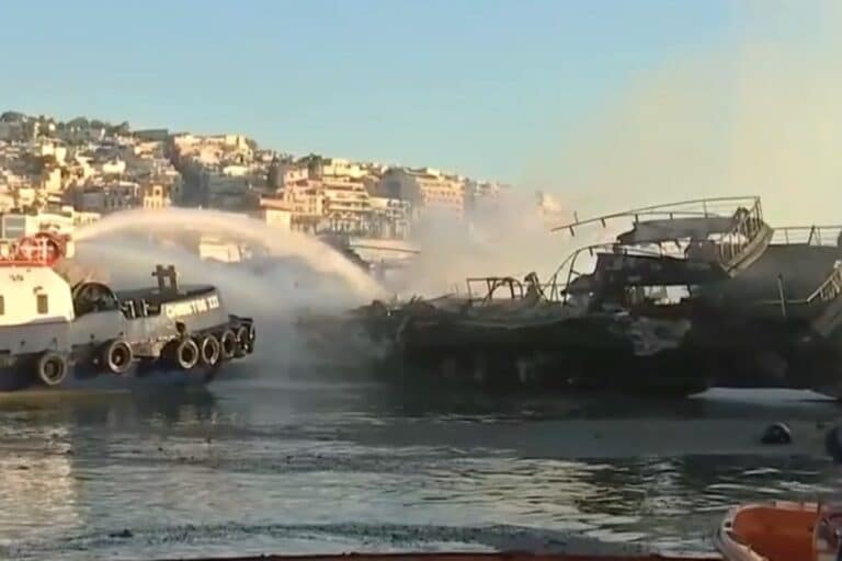 Πειραιάς: Φωτιά σε τέσσερα σκάφη στην Ακτή Θεμιστοκλέους – Βυθίστηκαν τρία (βίντεο)