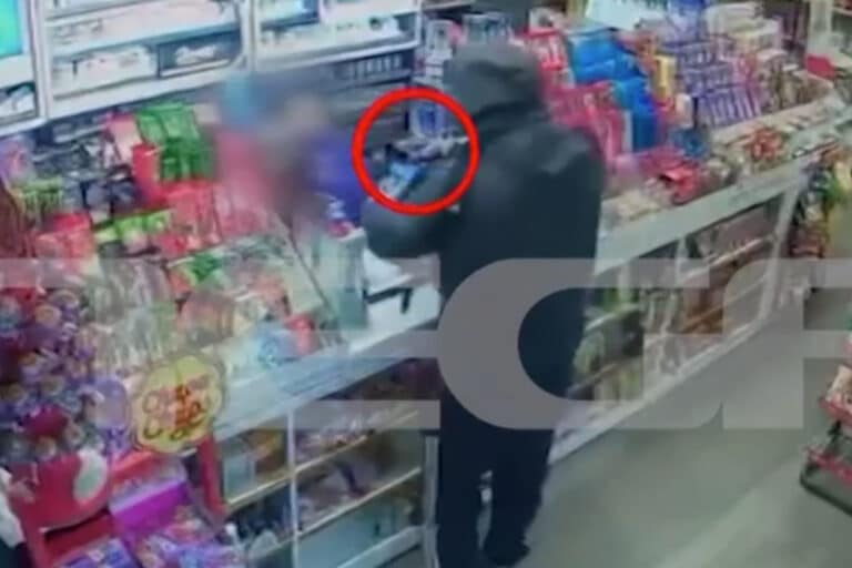 Ίλιον: Ληστής απείλησε με όπλο υπάλληλο μίνι μάρκετ και άρπαξε τις εισπράξεις (βίντεο)