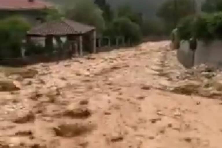 Η κακοκαιρία «χτυπά» ανελέητα την Άρτα – Αδιανόητες εικόνες καταστροφής στον Αμμότοπο, πλημμύρισαν σπίτια (βίντεο)