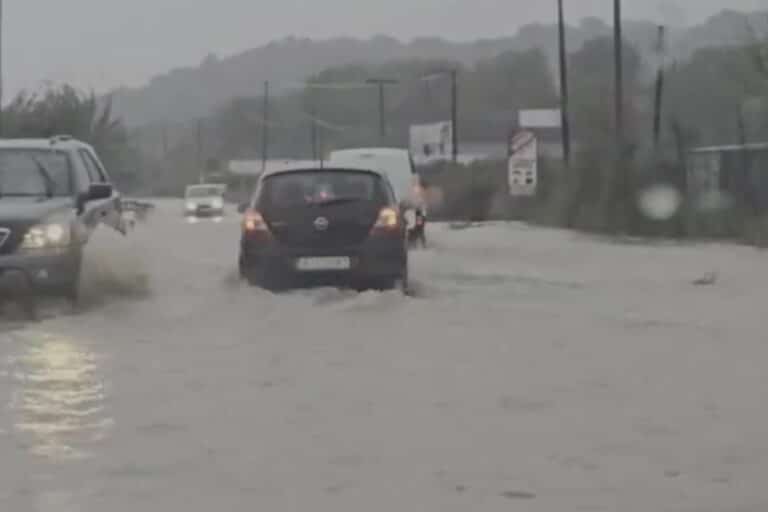 Κατολισθήσεις, πλημμύρες και απεγκλωβισμοί στην Ήπειρο – Επιμένει και σήμερα η κακοκαιρία στη δυτική Ελλάδα (βίντεο)